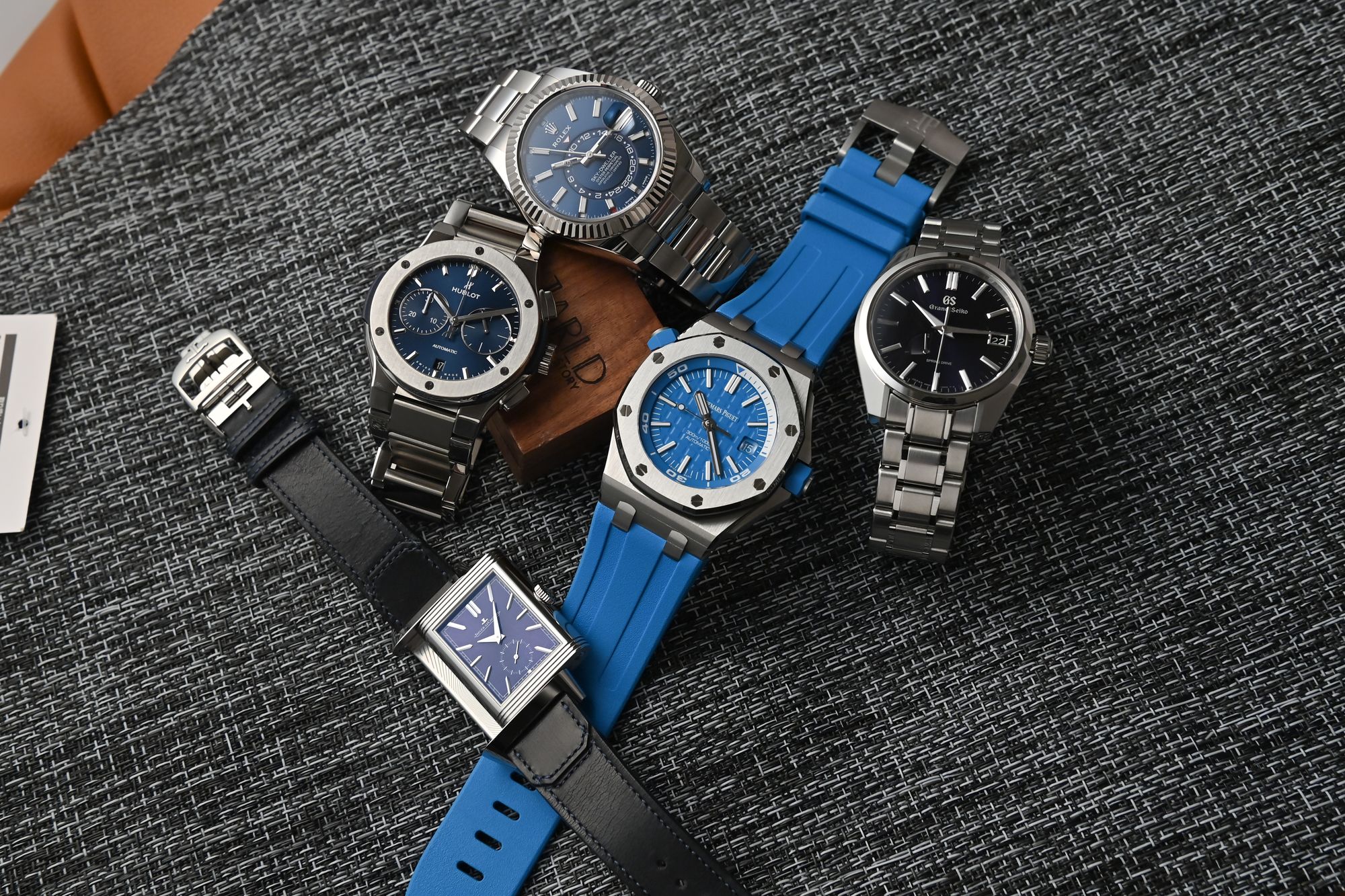 Recommended luxury watch models for men that go well with business suits